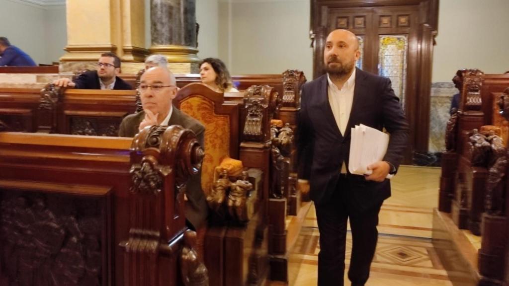 El portavoz municipal, José Manuel Lage, camina delante del concejal del BNG, Francisco Jorquera, en el Pleno.