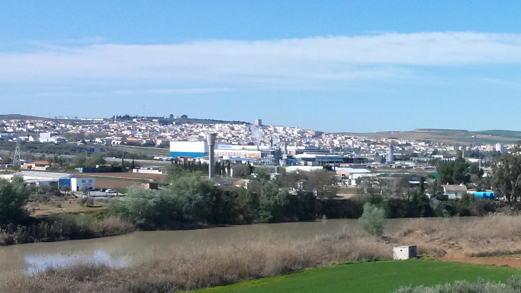 Esta población se encuentra muy cerca del río Guadalquivir y recorrido por el Guadalbullón.