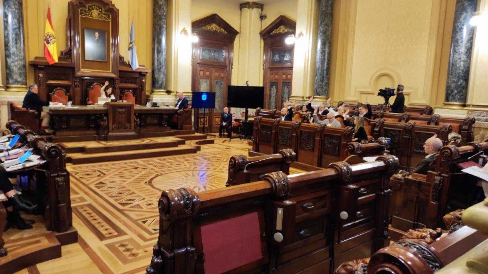 Los concejales del PSOE y el BNG votan a favor del cambio urbanístico del Parque del Agra en el Pleno.