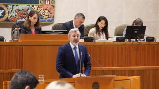 Jorge Azcón, en el Pleno de las Cortes