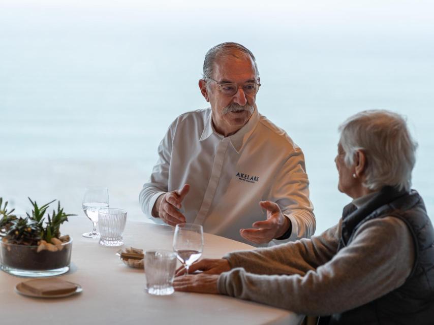 Pedro Subijana charla con Tatus Fombellida, durante el encuentro con Cocinillas.