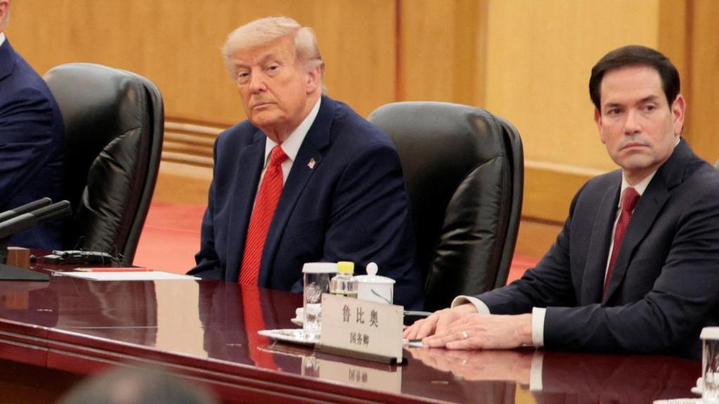 El presidente Trump y el secretario de estado Rubio participan en la reunión bilateral con la delegación china en Pekín.