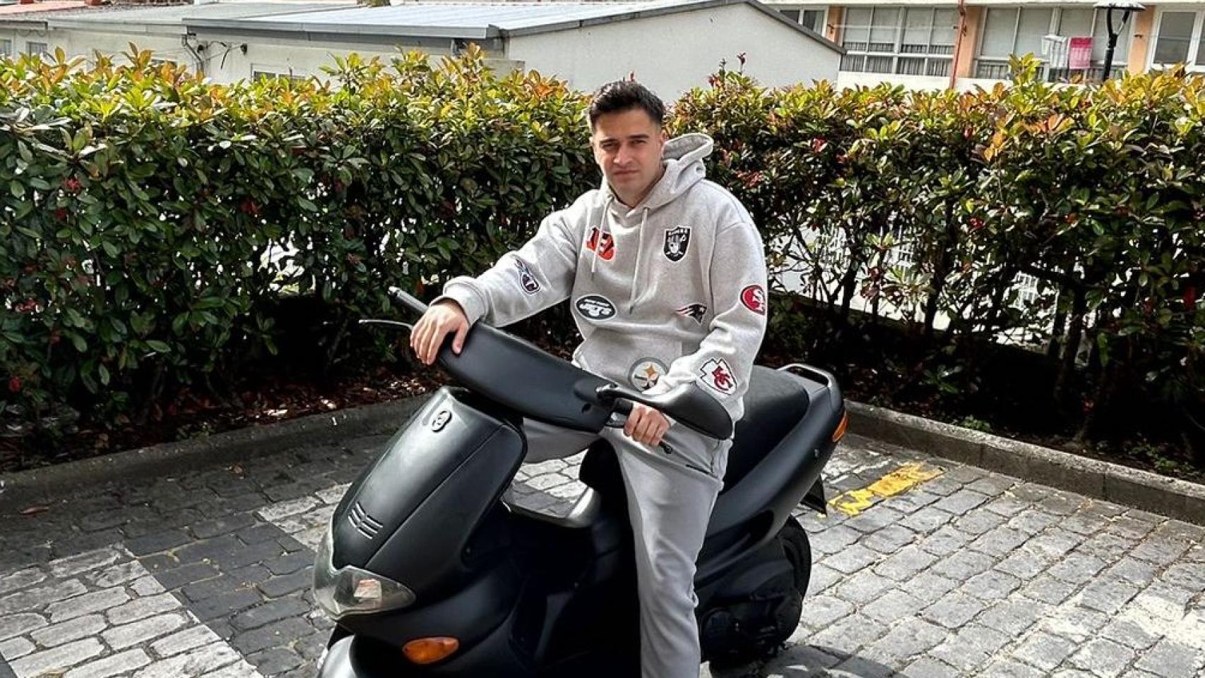 José Núñez junto a la Gilera Runner que restauró de forma autodidacta