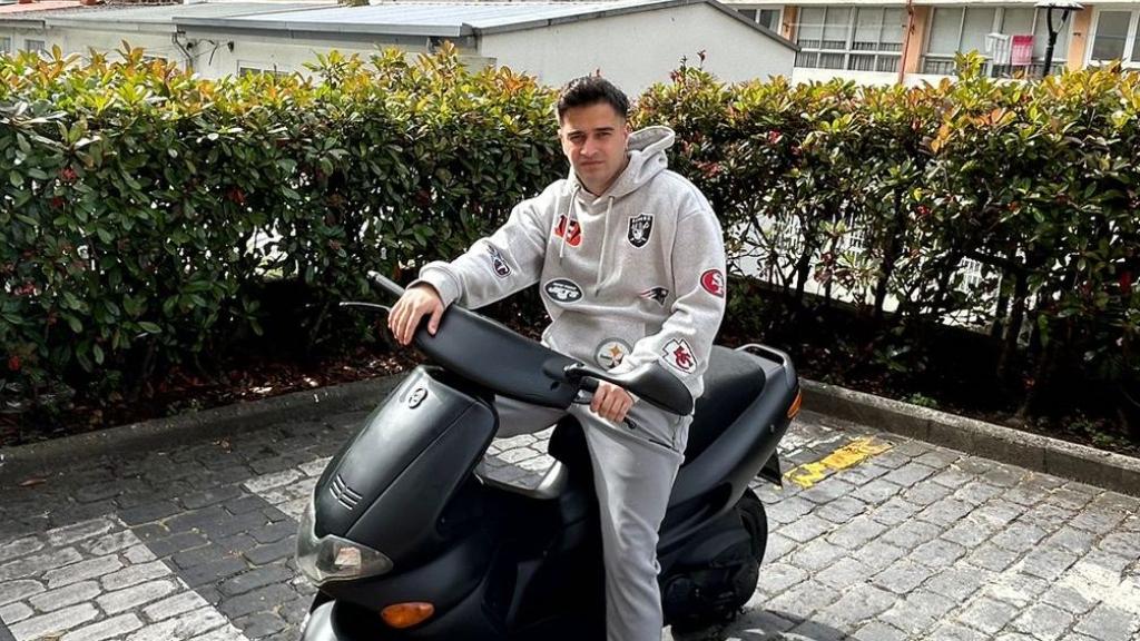 José Núñez junto a la Gilera Runner que restauró de forma autodidacta