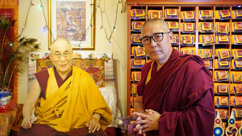 Geshe Ngawang Losel posando junto a la imagen de su maestro