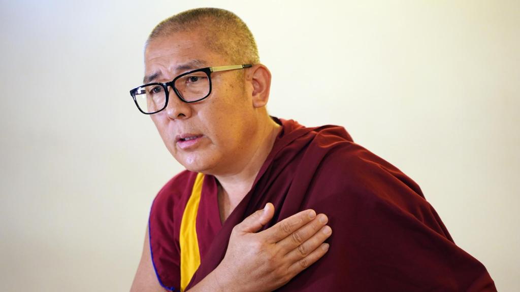 Geshe Ngawang Losel hablando en el Centro Thubten