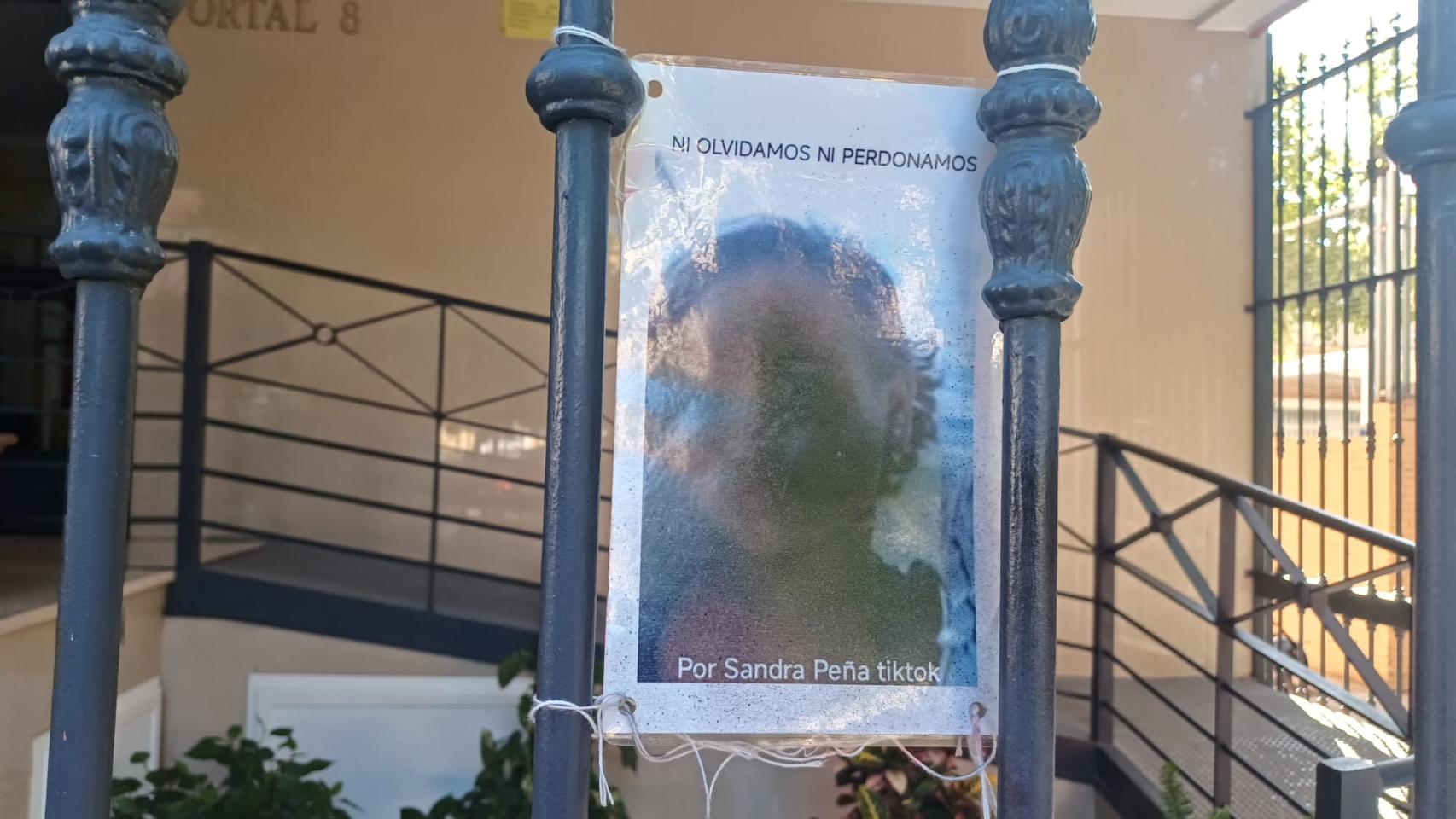Imagen de uno de los carteles del altar con pintura. 