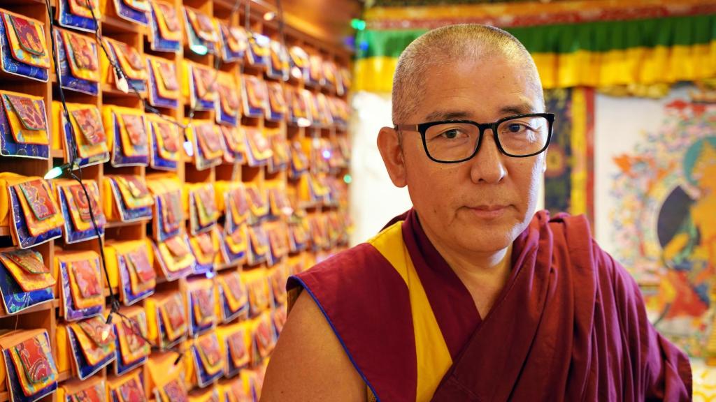 Geshe Ngawang Losel junto a un altar en el Centro Thubten