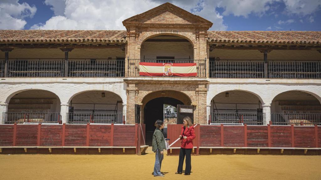 Raquel Jurado en la plaza de toros hexagonal de Almadén.
