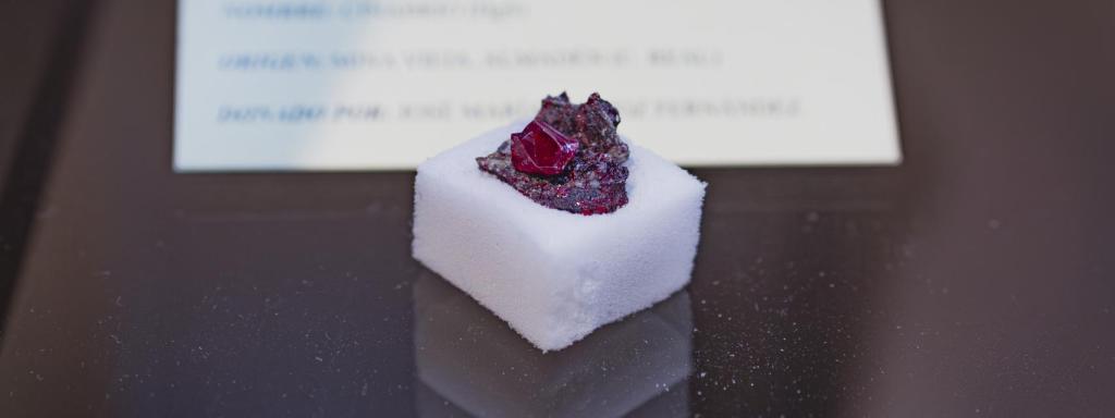 Cinabrio, mineral rojo que se extraía de las minas de Almadén, expuesto en el museo de la Escuela Minera e Industrial de la UCLM.