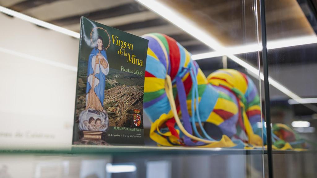 Elementos ubicados en la oficina de turismo de Almadén donde se observa un gorro típico del carnaval de la localidad.