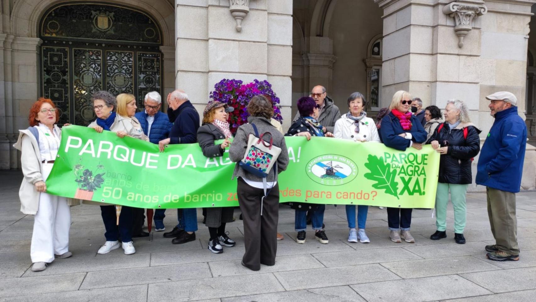 Vecinos del Agra do Orzán protestan este jueves en María Pita durante el Pleno de A Coruña.