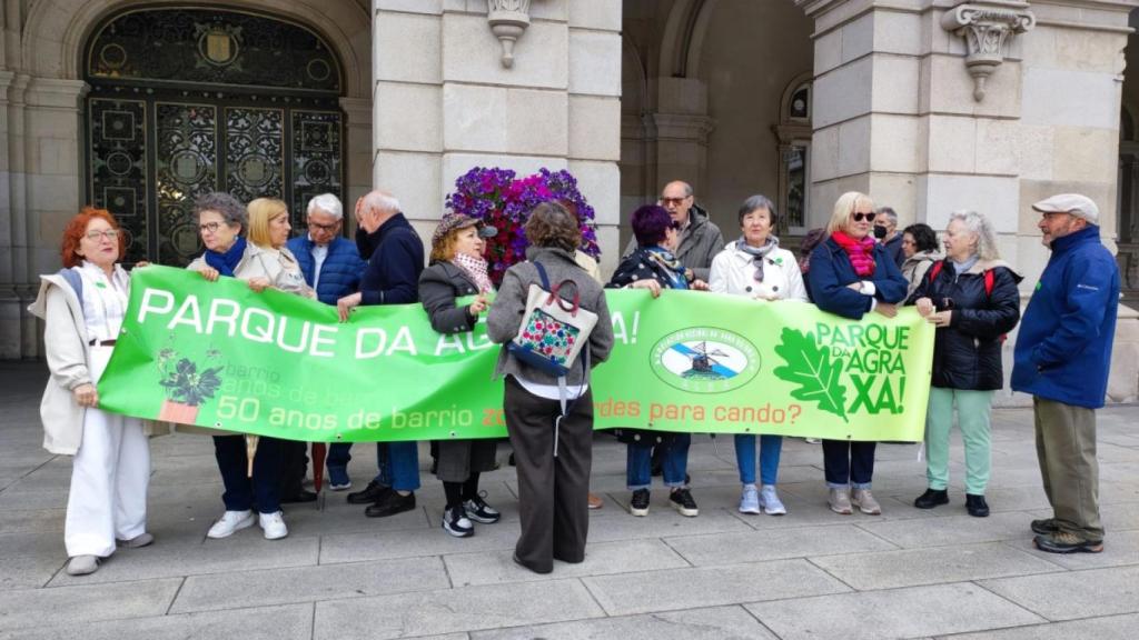 Vecinos del Agra do Orzán protestan este jueves en María Pita durante el Pleno de A Coruña.