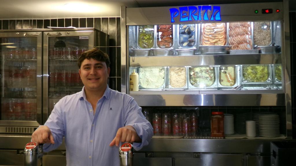 Samuel López, hostelero sevillano, en su nuevo local.