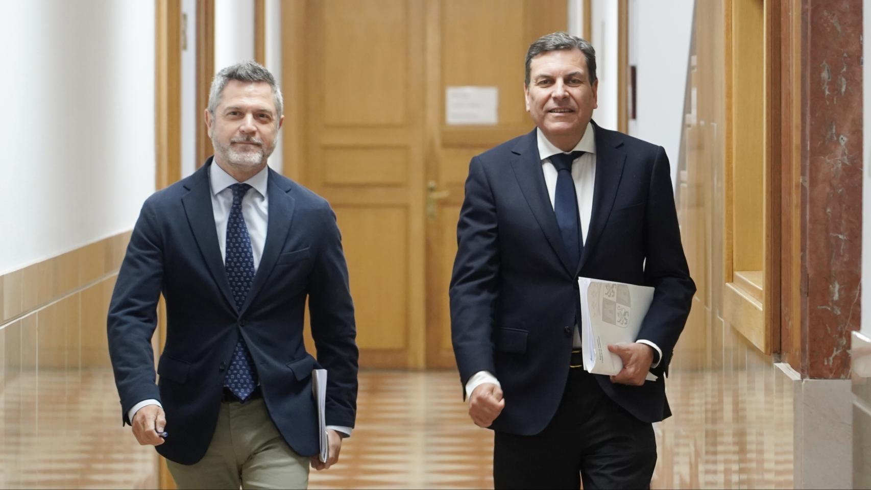 El director de Comunicación de la Junta de Castilla y León, Julio López Revuelta, y el consejero de Economía y Hacienda y portavoz del Gobierno autonómico, Carlos Fernández Carriedo, a su llegada a la rueda de prensa posterior al Consejo de Gobierno de este jueves