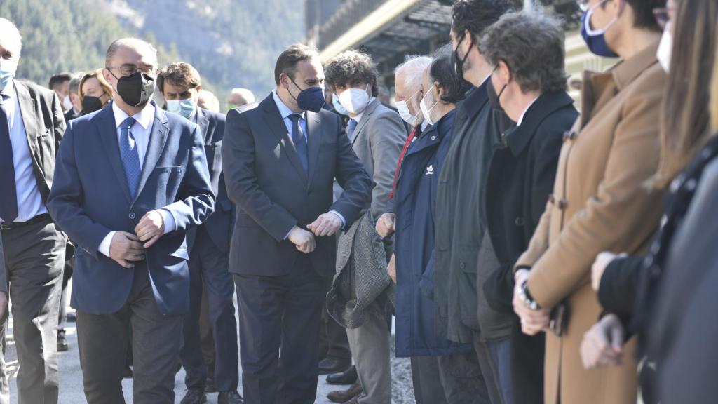 El presidente del Gobierno de Aragón, Javier Lambán (i) y el ministro de Transportes, Movilidad y Agenda Urbana, José Luis Ábalos (d) durante la Inauguración de la estación de ferrocarril de Canfranc el 15 de abril de 2021.