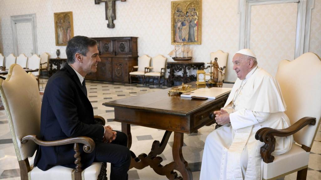 Pedro Sánchez y el papa Francisco en 2024.