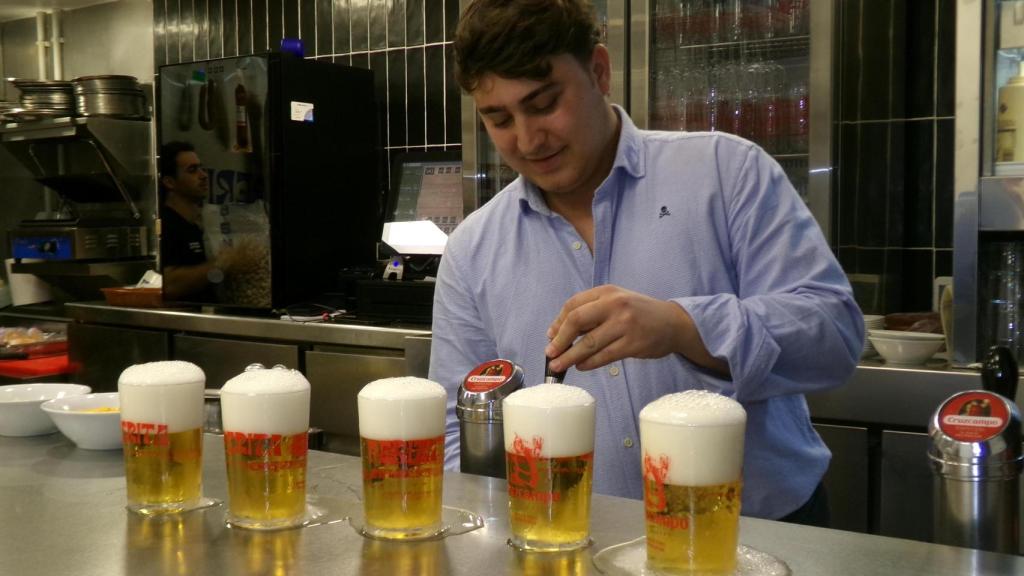 En el nuevo Perita solo sirven vasos de caña, una particularidad que gusta mucho a sus clientes.