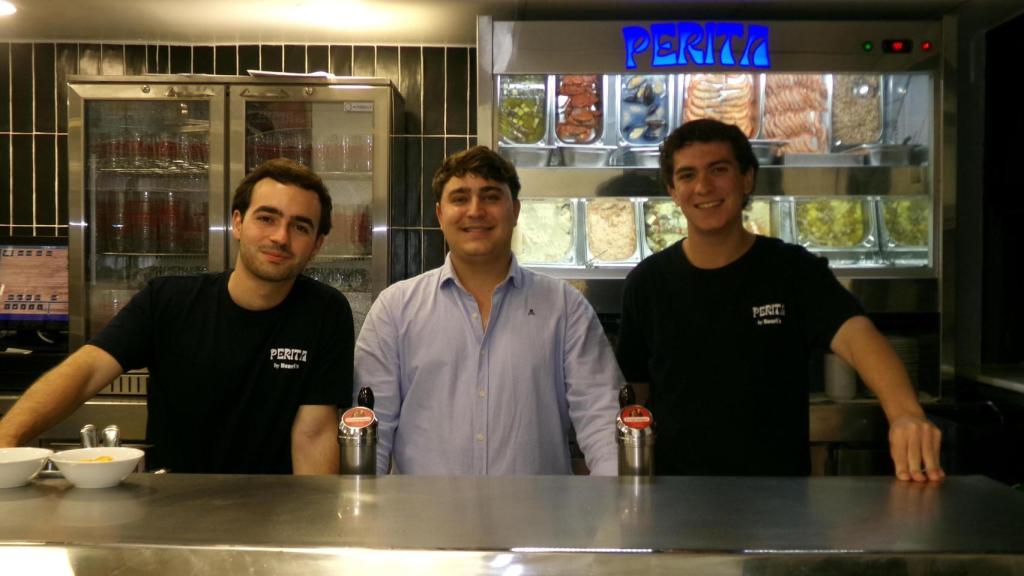 Samuel López junto a dos de sus empleados en el nuevo local.