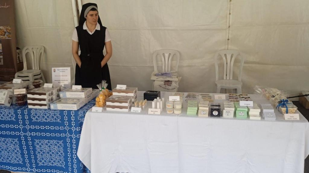 Marta en un mercado vendiendo los dulces y productos cosméticos que elaboran en el monasterio.