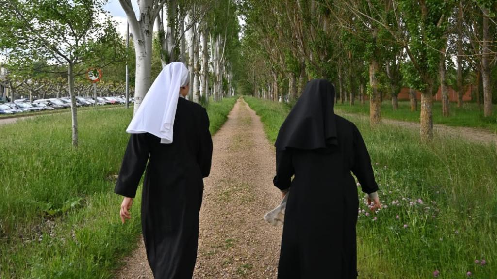 Marta caminando junto a otra monja benedictina.