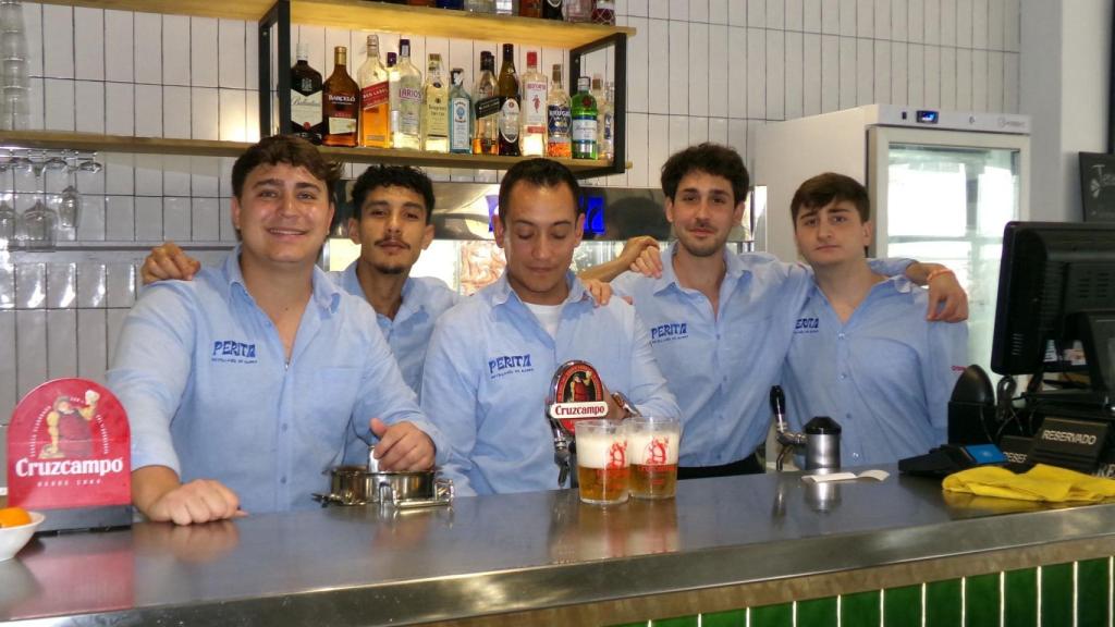 Parte del equipo de camareros del primer local en San Julián.
