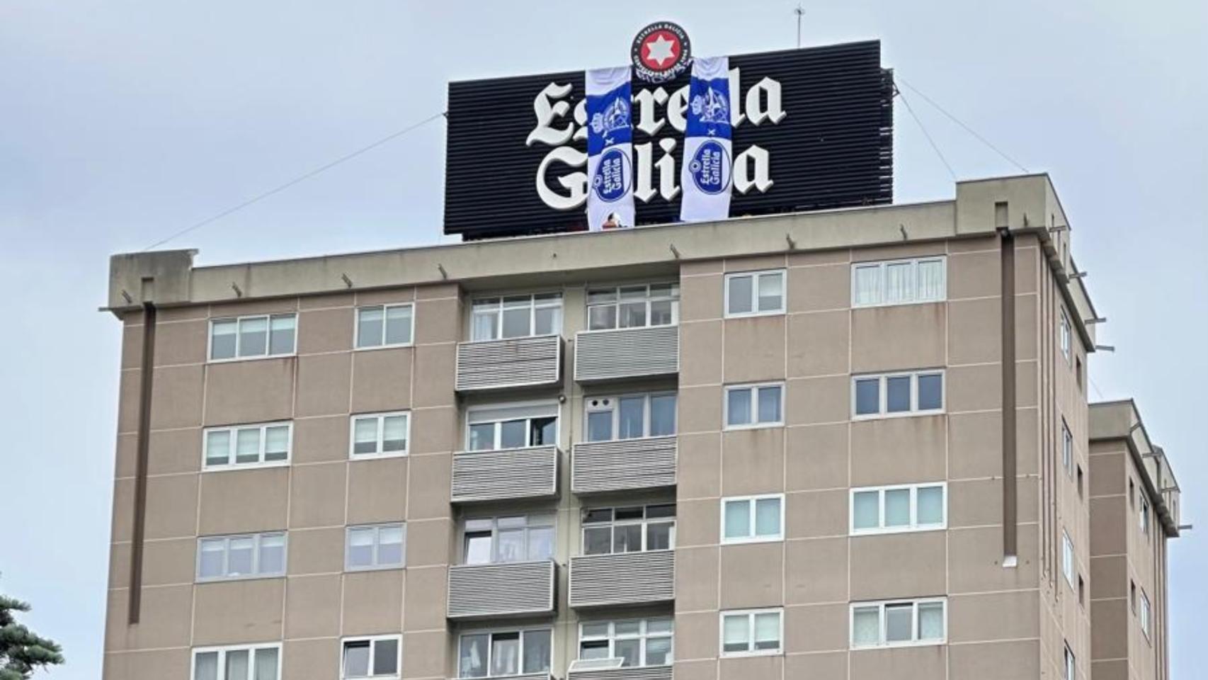 Imagen del cartel con los elementos del Dépor.