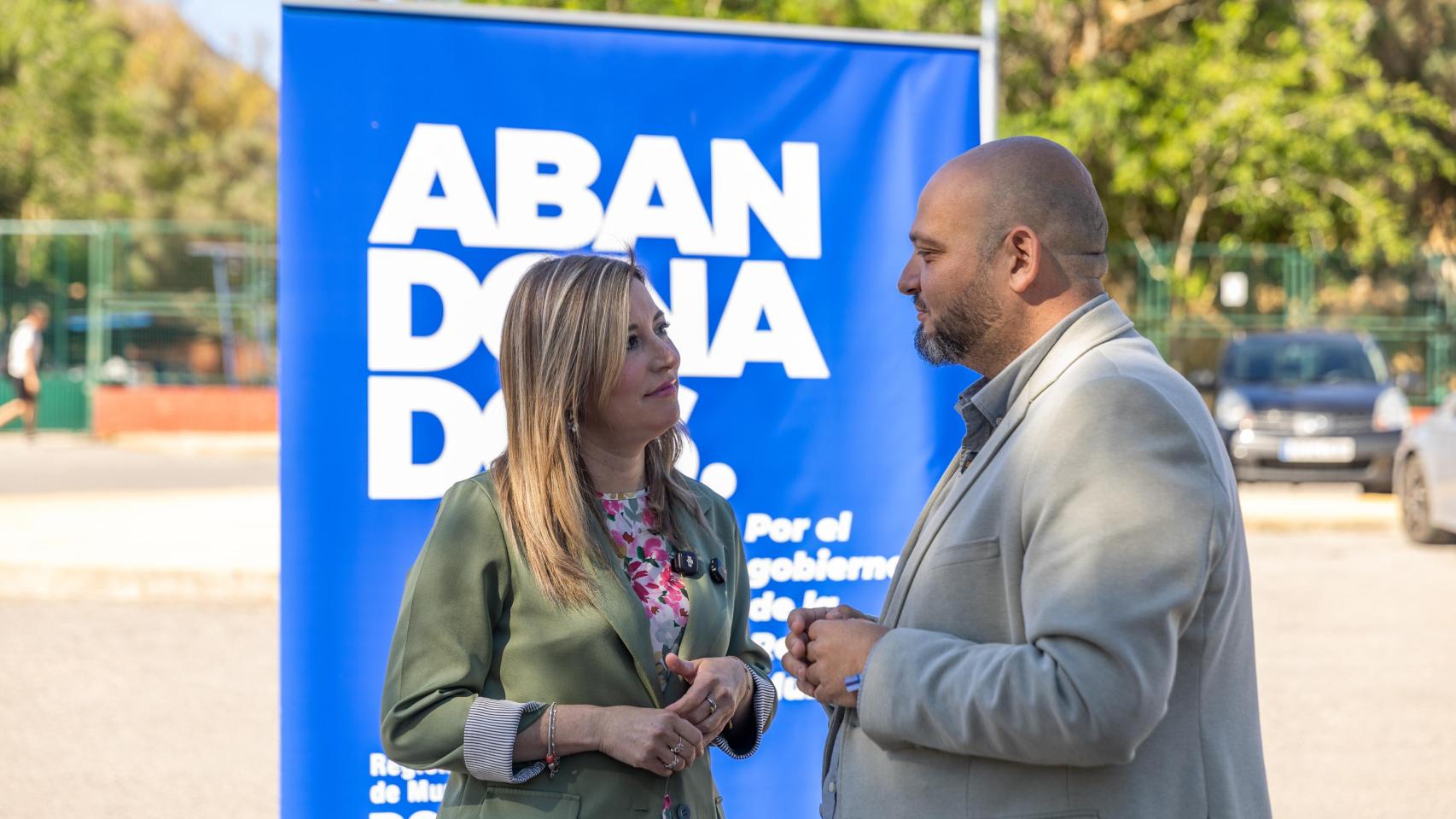 Isabel Gadea y Manuel Torres, durante la campaña ‘Abandonados’ frente al IES Juan Sebastián Elcano de Cartagena