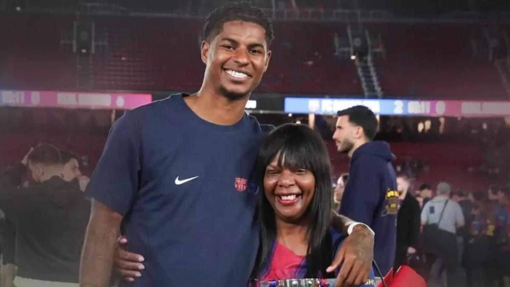 Marcus Rashford, junto a su madre.