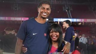 Marcus Rashford, junto a su madre.