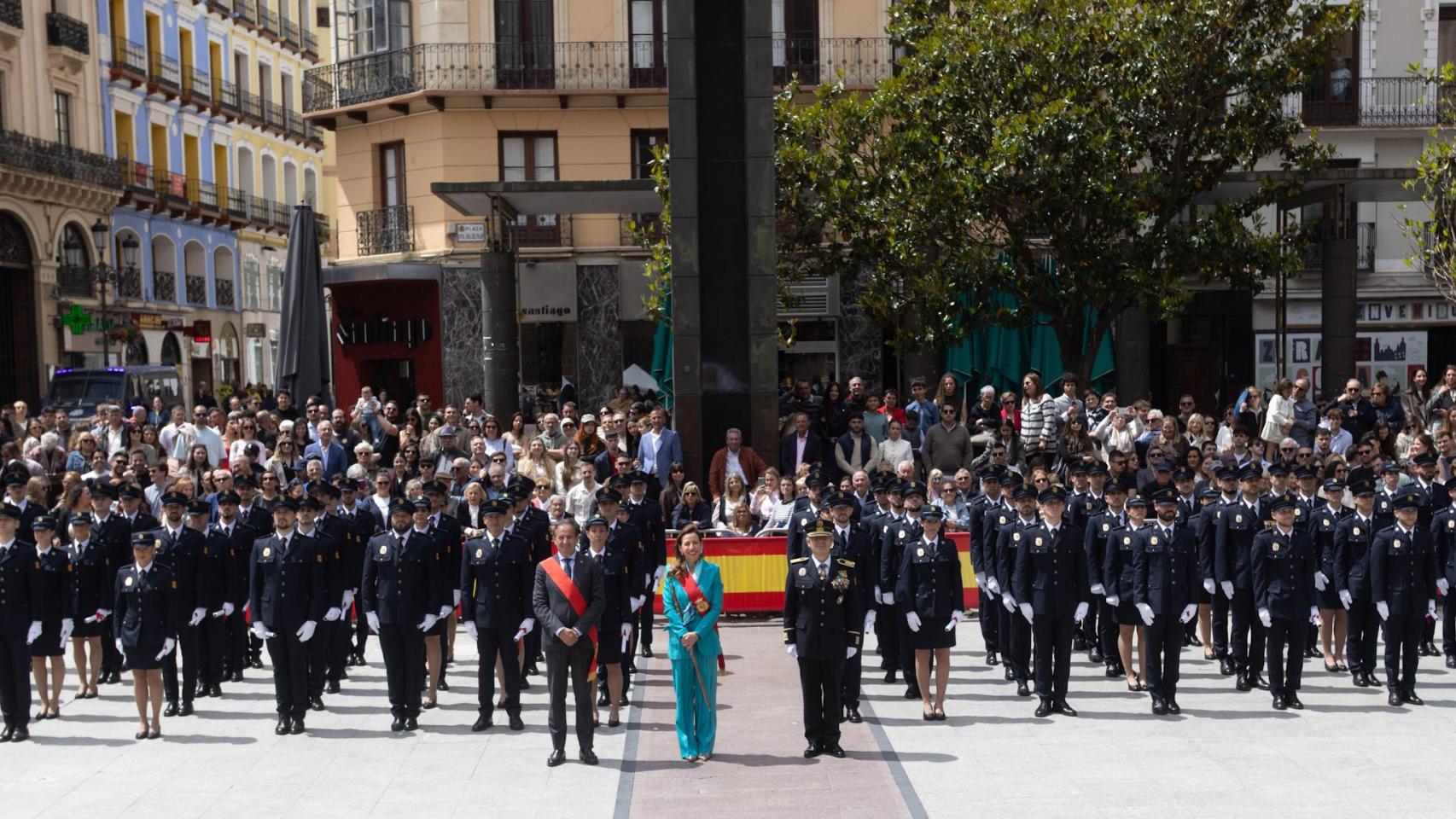 La alcaldesa de Zaragoza junto a los nuevo 104 agentes de la Policía Local 