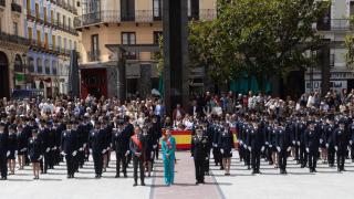 La alcaldesa de Zaragoza junto a los nuevo 104 agentes de la Policía Local 