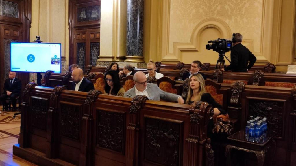 La bancada socialista en el Pleno, con una pantalla encendida a la izquierda.