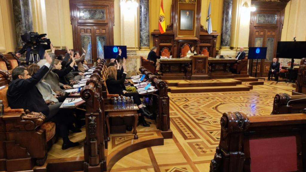 Los ediles del PP votan en contra en un asunto del Pleno de A Coruña.
