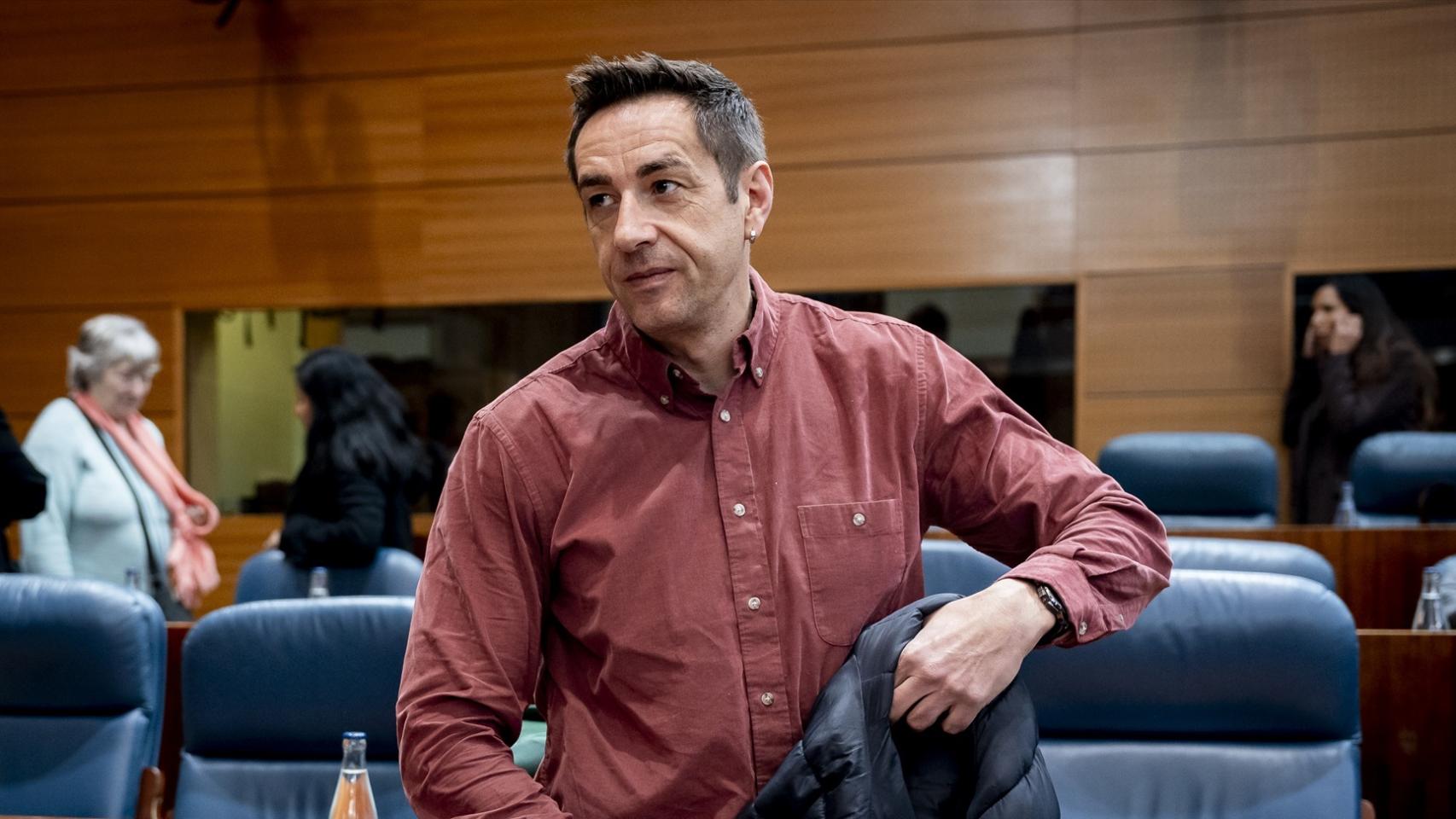 El diputado de Más Madrid, Emilio Delgado, durante una sesión plenaria en la Asamblea de Madrid.