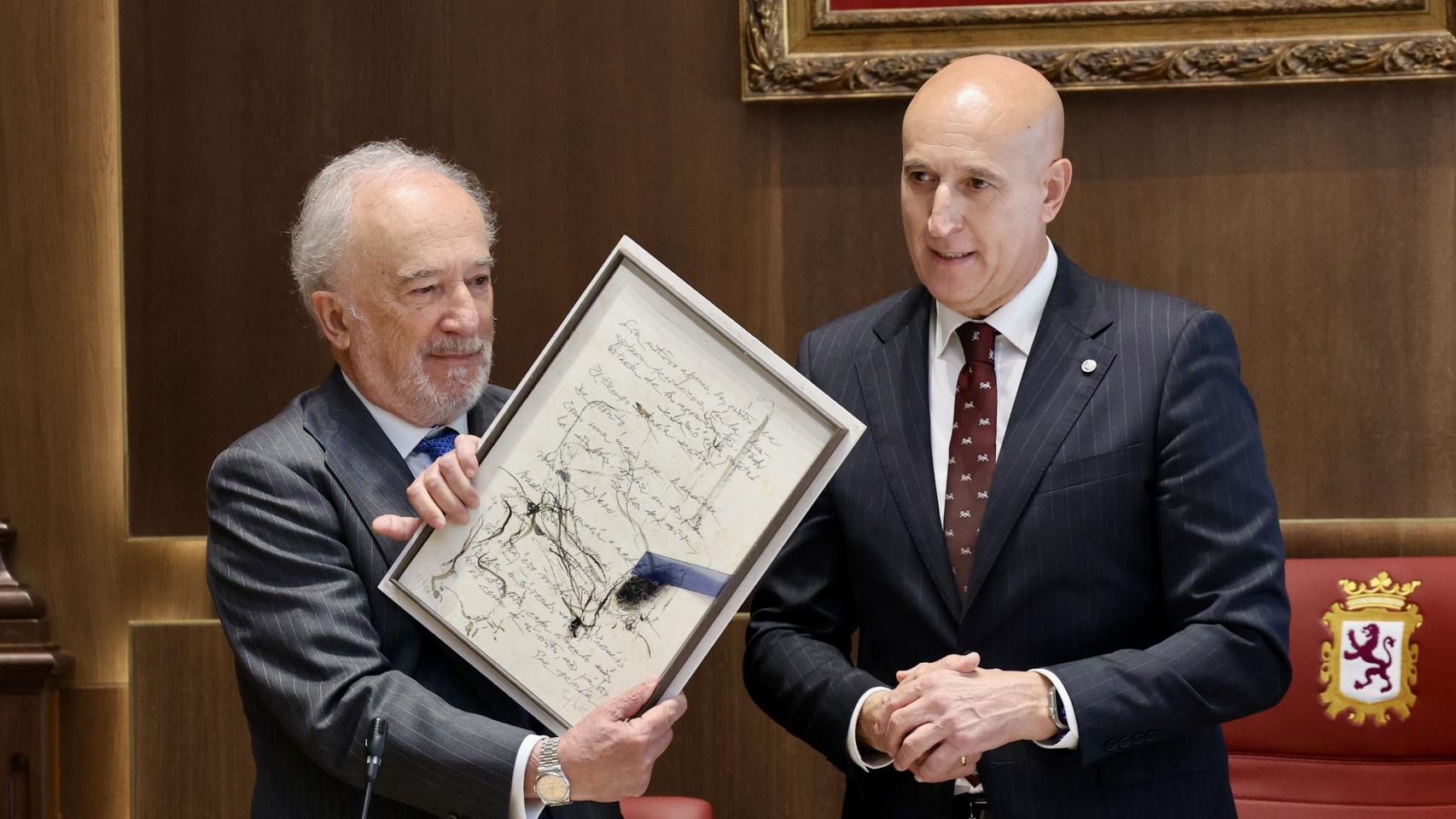 El presidente de la Real Academia Española, Santiago Muñoz Machado, y el alcalde de León, José Antonio Diez, durante su encuentro de este jueves