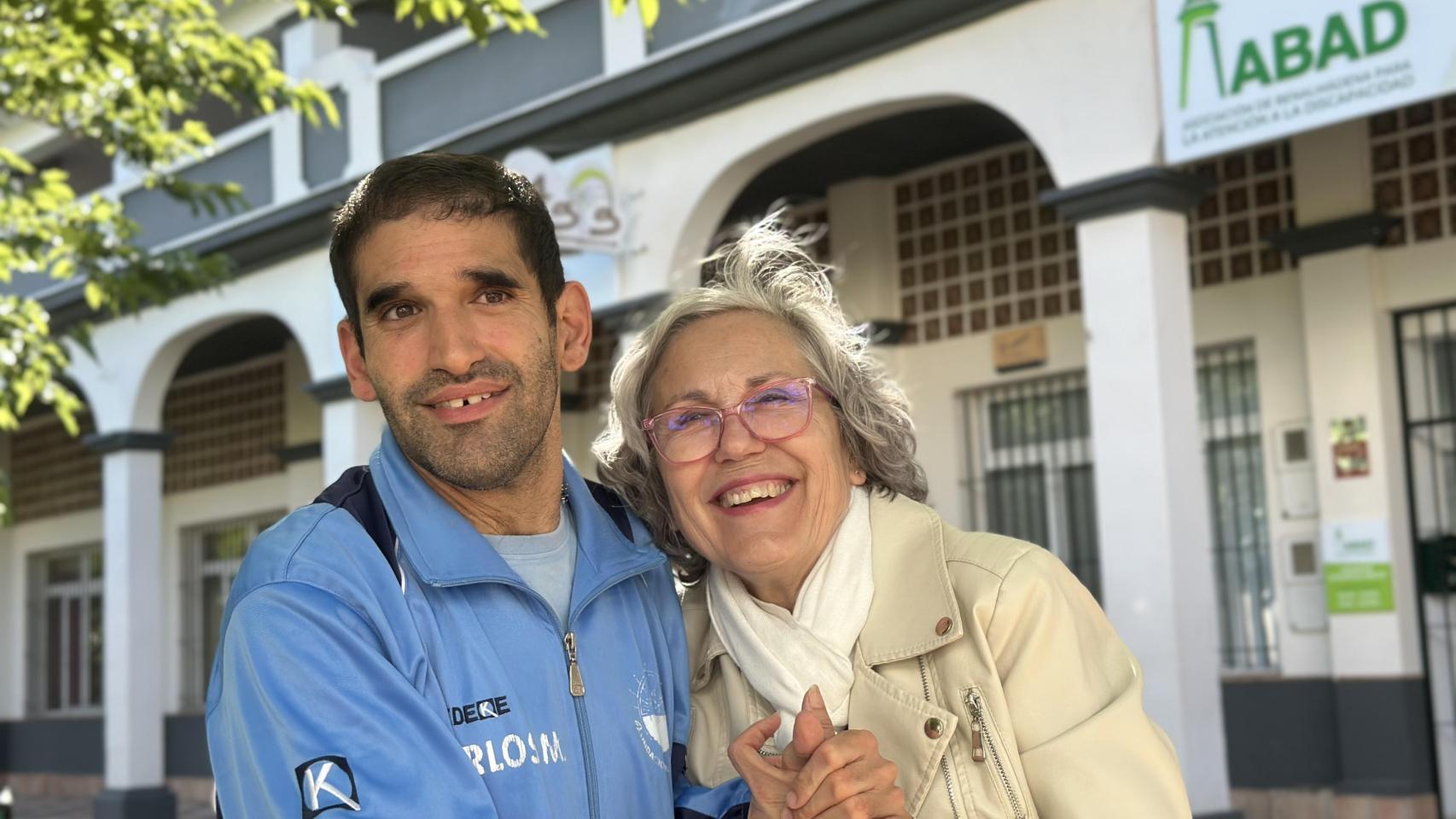 Carlos y su madre Ana en la entrada de ABAD.