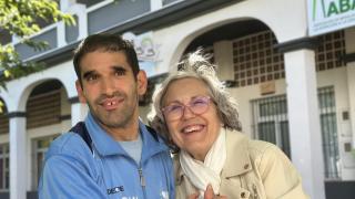 Carlos y su madre Ana en la entrada de ABAD.
