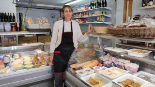 Sandra Prieto, entre las neveras de embutidos y comida para llevar de A Casa Galega.