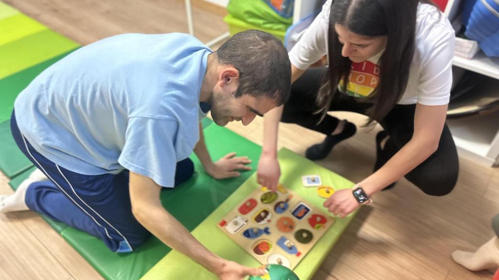 Carlos en una sesión de fisioterapia.