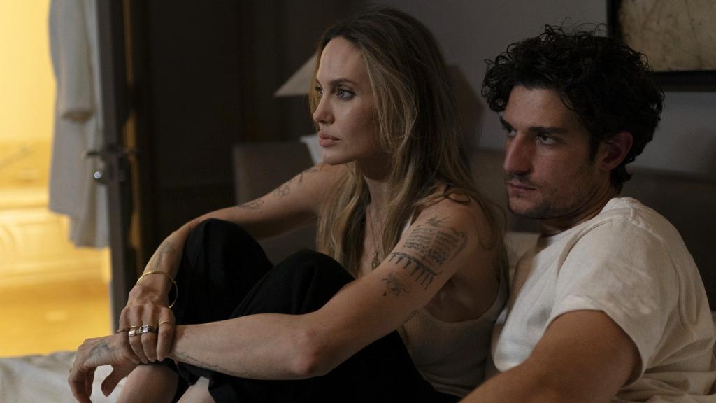 La actriz estadounidense junto al actor Louis Garrel en un fotograma de 'Alta Costura'.
