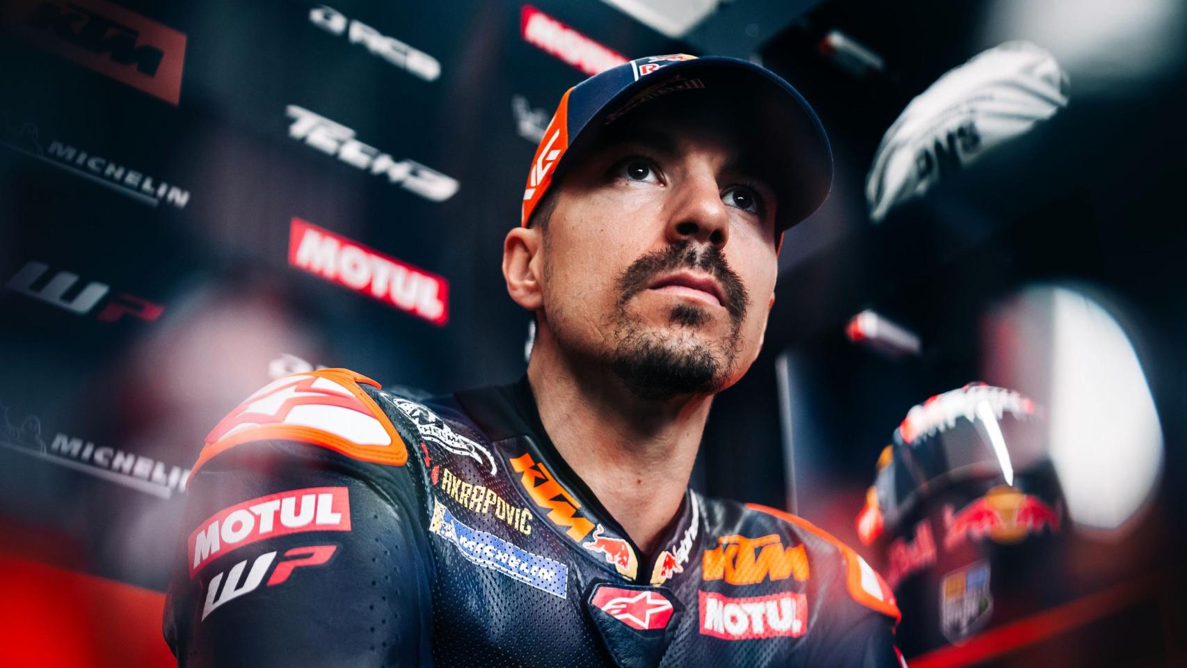 Maverick Viñales, en el box del equipo Tech3 Racing, esta temporada.