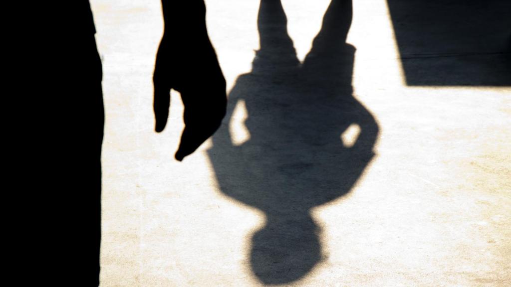 Silueta de la sombra borrosa de dos niños enfrentándose.