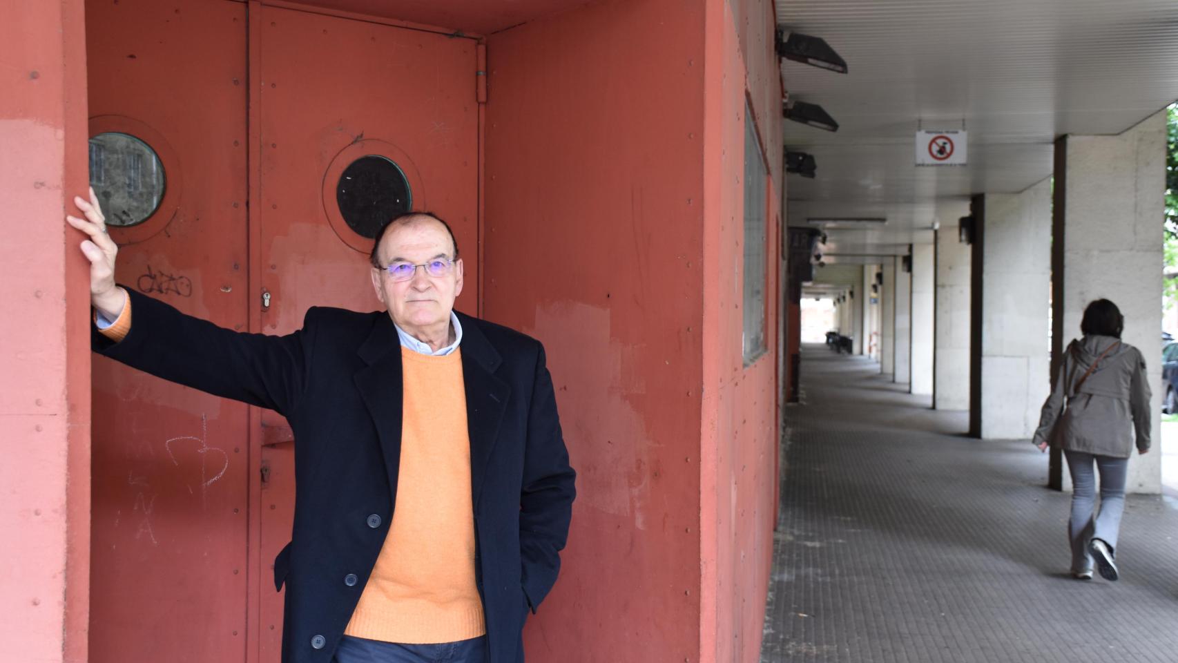 José Luis Rubio Willen posa en las puertas de Camarote, en la zona de El Cuadro