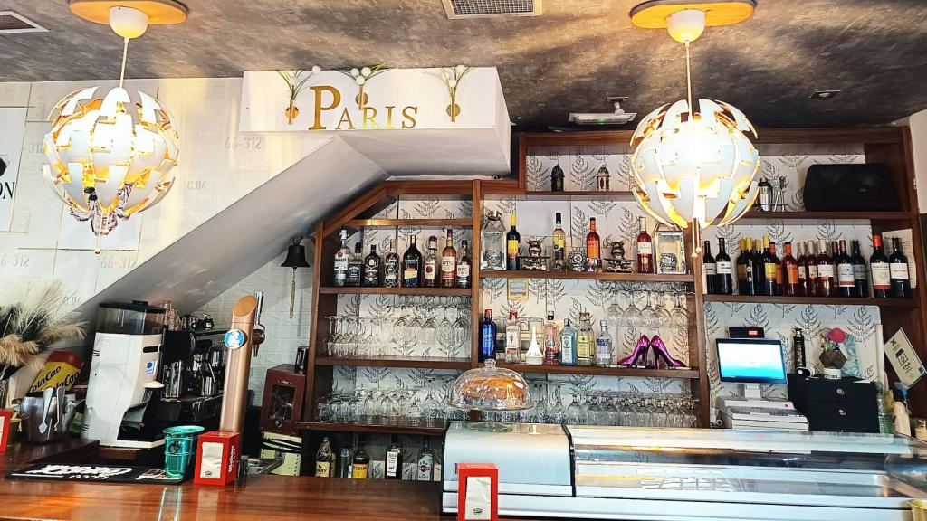 La barra del Bar Paris en Cabezón de Pisuerga.
