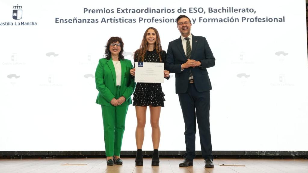 Paula Jurado Muñoz recogiendo el Premio Extraordinario de ESO, Bachillerato, Enseñanzas Artísticas y FP que entrega la Junta de Comunidades.