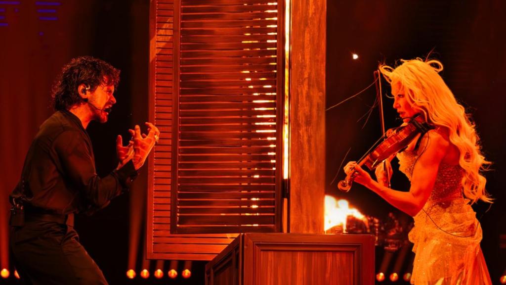 Linda Lampenius en la impactante puesta en escena de 'Liekinheitin', el tema con el que Finlandia acude a Eurovisión 2026.
