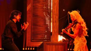 Linda Lampenius en la impactante puesta en escena de 'Liekinheitin', el tema con el que Finlandia acude a Eurovisión 2026.