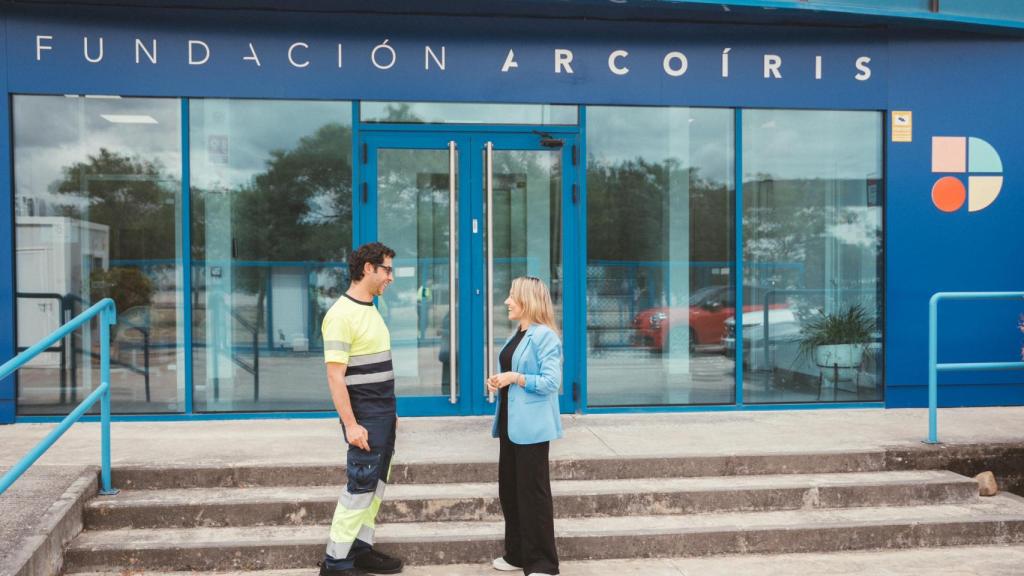 Susana Atienza charla con un empleado de Fundación Arcoíris en el exterior del edificio.