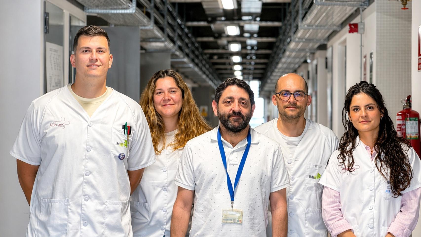 Alberto Baroja (en el centro) y su equipo del IMIB.